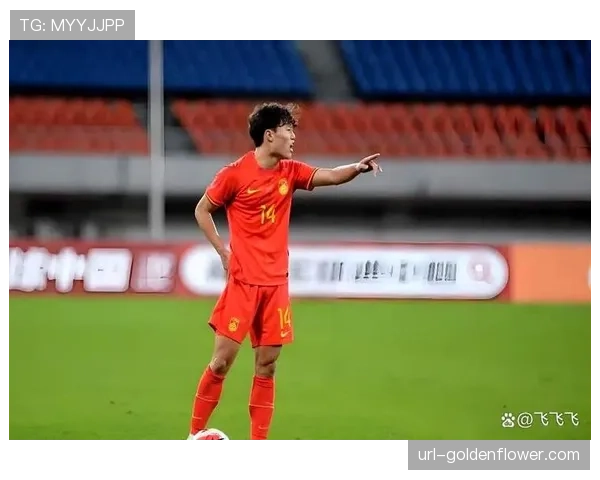 特写：终场哨响，加的斯门将与后卫相拥庆祝保级关键胜利